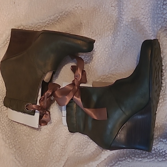 Timberland women's leather bronze metallic wedge stack heel booties with bow 9.5 - Picture 3 of 4